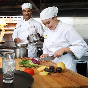 酒店 & 烹饪系为学生在酒店和烹饪艺术方面的各种职业做好准备.